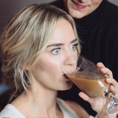 xastain's profile picture. a lesbian obsessed with a middle-aged women