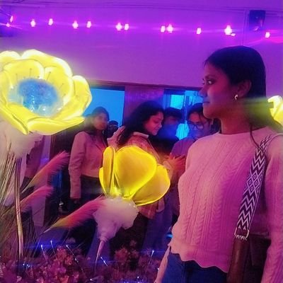 Shashwata866's profile picture. ~ऐ गुज़रती हुई शाम थोड़ा ठहर जा, जी अभी भरा नहीं।