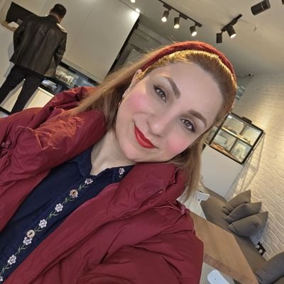 yepanahandeh's profile picture. اون درخت سربلند پرغرور
كه سرش داره به خورشيد ميرسه منم، منم!😌
آفتابی کننده ی تَنِ سردِ غروب😏
نگه ندارنده رازهای شما،
مهربان و زود seen کننده،
رادیولوژیست