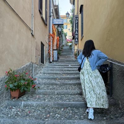 photugraph's profile picture. easily distracted by dogs, sunsets, flowers, rain, and the sight of a rainbow