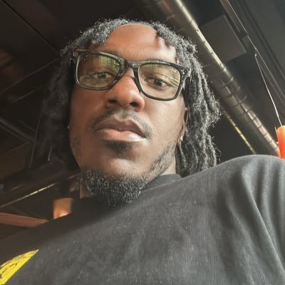 AceMike100's profile picture. There is no nobility in poverty 🇳🇬