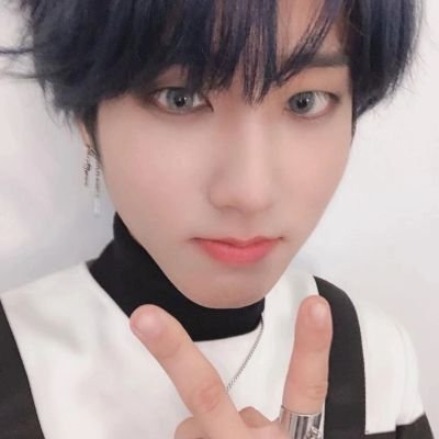 seungmindacosta's profile picture. eu e o han competindo pra ver quem é mais emo