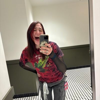 alexparx17's profile picture. my tiny little world is in your hands💚💙 // 24 // she/her