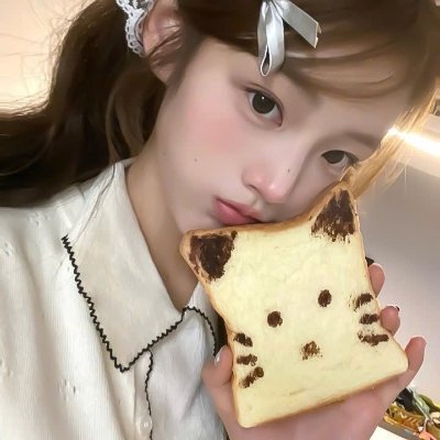 ouzwax's profile picture. #BA half dream, half starlight, fully at peace 🌙💭