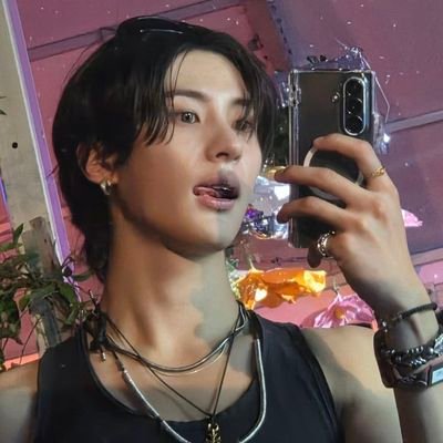 ZHAOSTHETIC's profile picture. eu e o felix em baixo de uma árvore. | qualquer pronome.