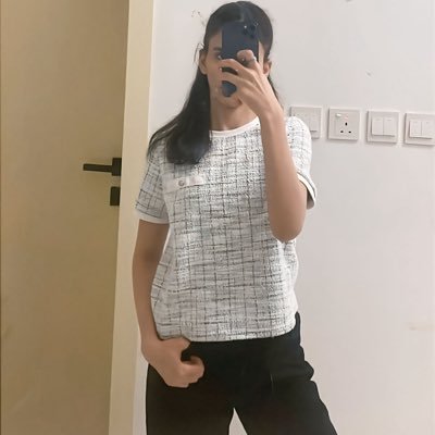 rrrrrrlele's profile picture. اللهُمّ اليّسر و المَسرّة