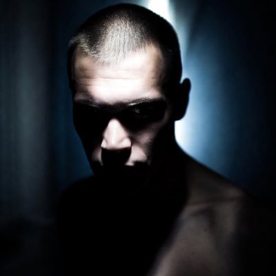 TheBareViewAI's profile picture. 🖤🩵