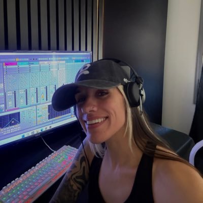 Pampaa09's profile picture. Ser completo significa abrazar tus luces  y tus sombras ♻️