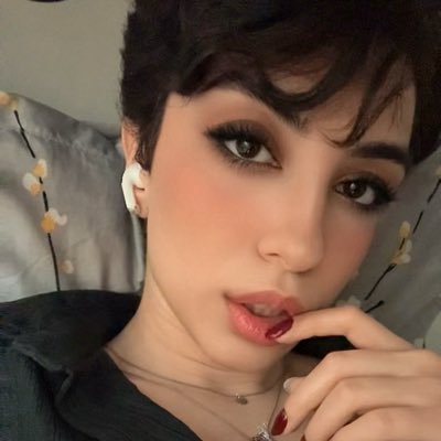 mellikaz's profile picture. من یه کانسپتم دوستان، واقعیت ندارم.