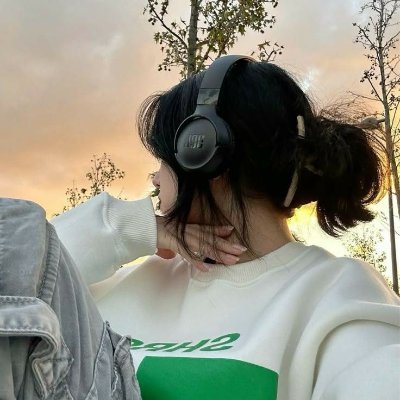 zhouzholi's profile picture. to the moon