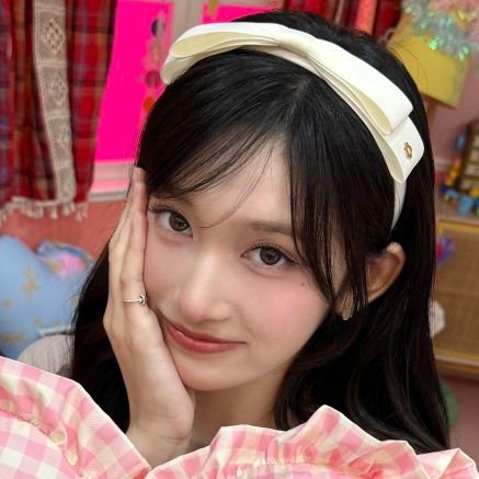 iveleesoy's profile picture. the maknae on top known as Leeseo, from IVE.