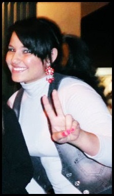 Oi gentee. Meu nome é Letícya Moura(oóbvio,kk') sou cantora, fotógrafa, músicista, e muito maaix. ahsuahsuahuahu' Me seguee?