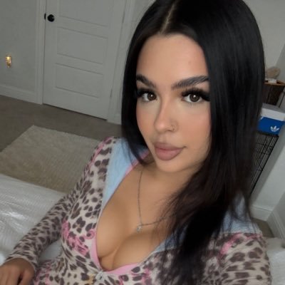 luvmeornottt's profile picture. tiny but trouble • 4’11” • i only show more when I like you 🩷 ↓