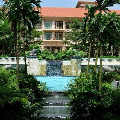 tw4takao's profile picture. タップすると現れる全面広告、広告だらけで読みづらいページ。
そんな広告を晒し続けるアカウントです。