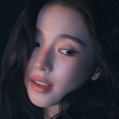 yookayiena's profile picture. ꒰ 𑁯 ꒱ ❝ 𝘀𝗲𝗿𝗲𝗻𝗲 𝗲𝗰𝗵𝗼 ❞ ⟡ 透亮的. Her grace on stage is pure art, a melody in motion ʚ 𓂃♡̸ ɞ 𝒦arina, 2000.