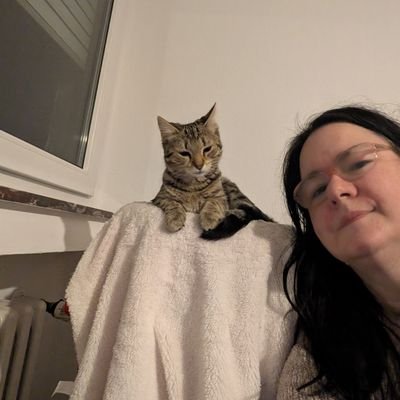 Meggi1407's profile picture. fröhlich und traurig,
schreibend und lesend,
musikalisch mit schiefen Tönen,
mit einem geordneten Hang zum Chaotismus ausgestattet.