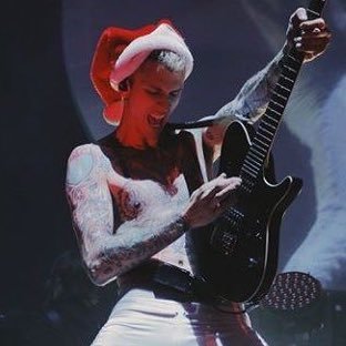 laur_kells's profile picture. Mgk and Lauren are my love ✨