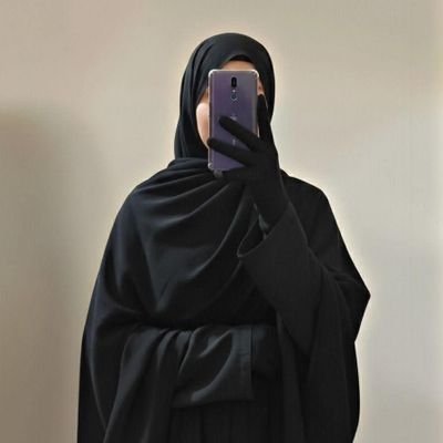 zahraa___2010's profile picture. أنا هنا، لأني أحب أن أكون، لا لأعدّ من حضر.
هذه المساحة… مساحتي،
تعبّر عني، عن ما أشعر، عن ما أؤمن به، عن لحظات صدقي وضعفي وامتناني.