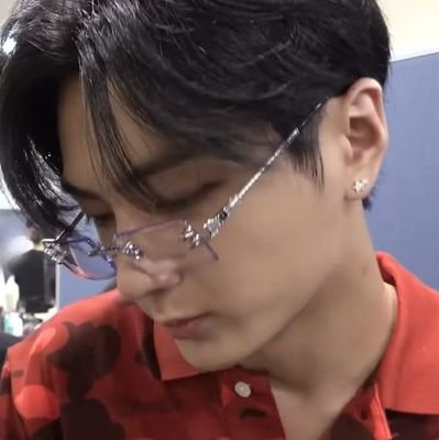 heeccunt's profile picture. words are bullets, everyone's a sniper in disguise