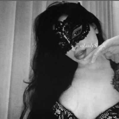 ALadysouls's profile picture. وَترٌ واحد يكفي ليغير ألحَان العالَمPoet | Life Coach | PM I Curious soul with passion for everything deep