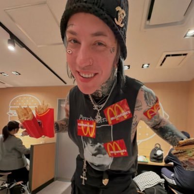 digtalluvlord's profile picture. bear called me sis / bear notices: x 18