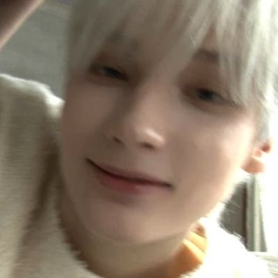 richuening's profile picture. kinda ia.