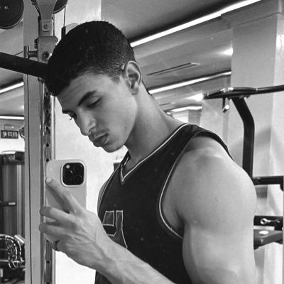 anaaamine's profile picture. just vibes.