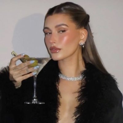 ykskolikkk's profile picture. Ege tıp istiyorum tmm / mezun and yarı zamanlı tw böcegiii 🎀🎀