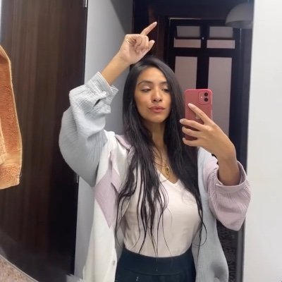 papiarre's profile picture. Tú que vives inmerso en el poder, 
deja que yo viva inmersa en la palabra. ✨⭕️🔥✨ 
Criatura que sueña. 
Artista. Libros, dibujos y podcasts. ✨👇🏾✨