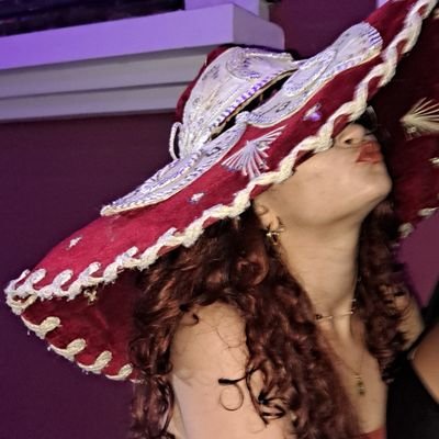 monllune's profile picture. tudo deve estar sendo o que é •
ela/dela