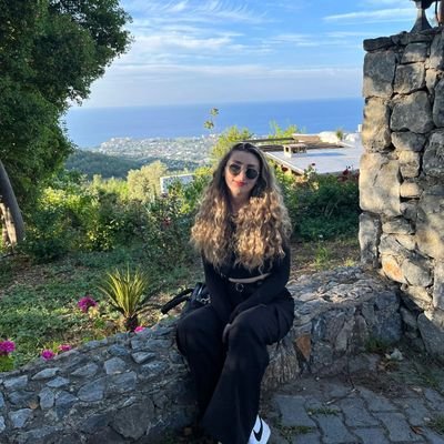 SuTugbey's profile picture. Gerçekleşmesi mümkün olmayan hayalleri kafamızda büyütüp,yıkılışını izliyoruz
💛💙
    🇨🇾🕊🐾
Fizyoterapist👽 777