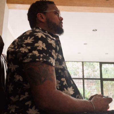 __Grav's profile picture. 30, nerd | Chiefs | Wolves 🐺💛 | Juventus ⚫️⚪️