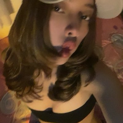 sofmndzaa's profile picture. 