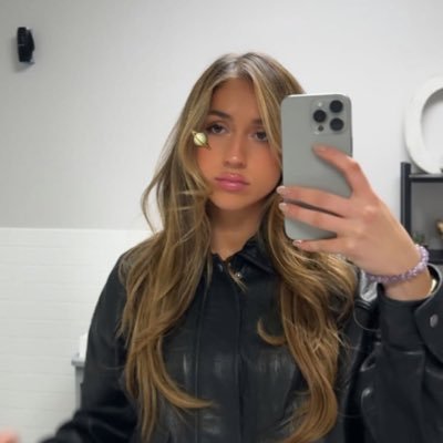 TELLMEABTMRW's profile picture. when the music stops, so do I, can you feel it? - jxdn ✧ 𓍯