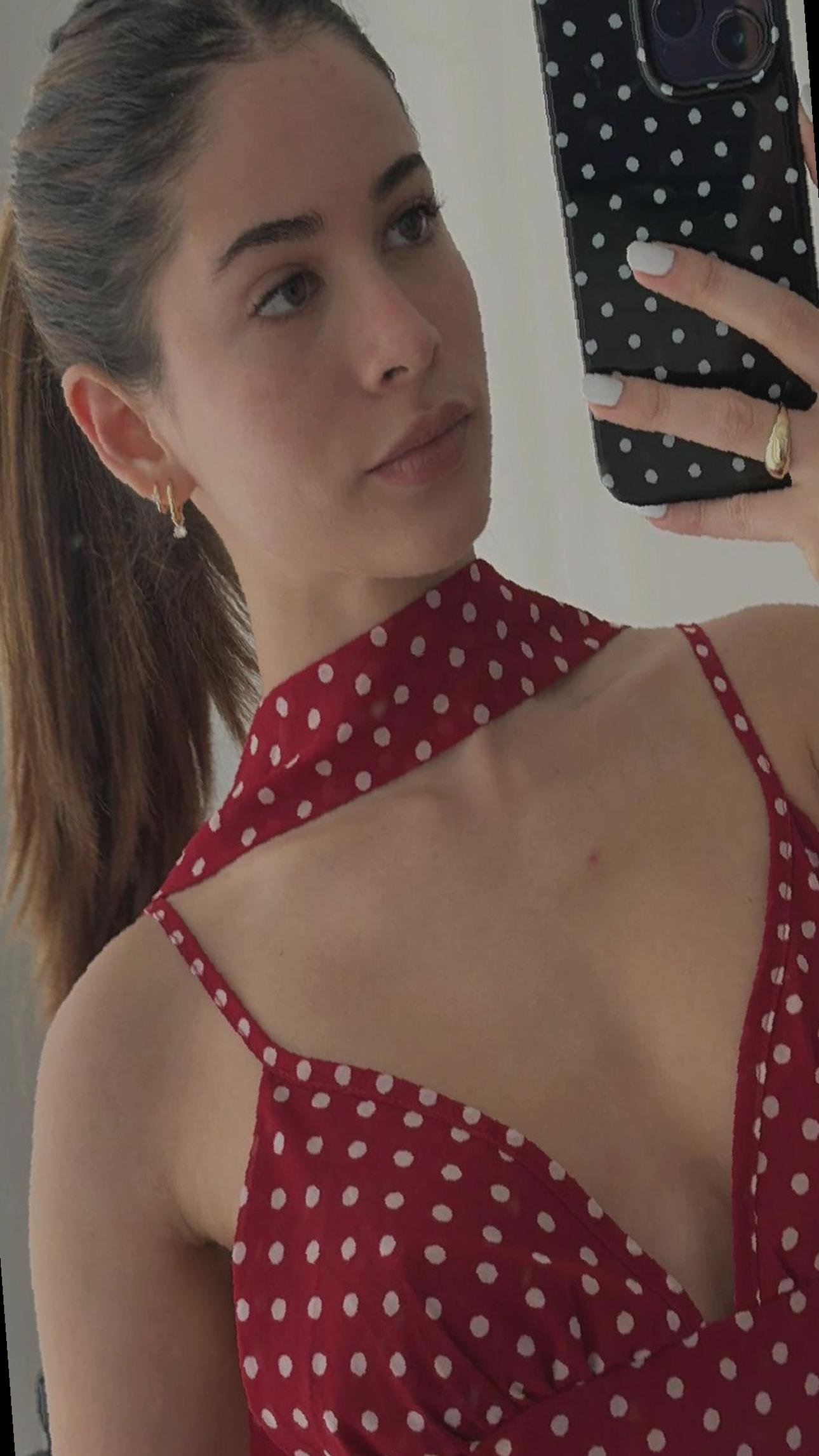 zoeah_976's profile picture. doing hot girl shit like crying in the shower and eating cheese at 2am. we stay unbothered tho