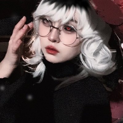 Grimoriummm's profile picture. Artist, cosplayer, editor || Official Dead by Daylight Content Creator || P100 Ghoul, Dracula, Wesker, Rebecca 🖤