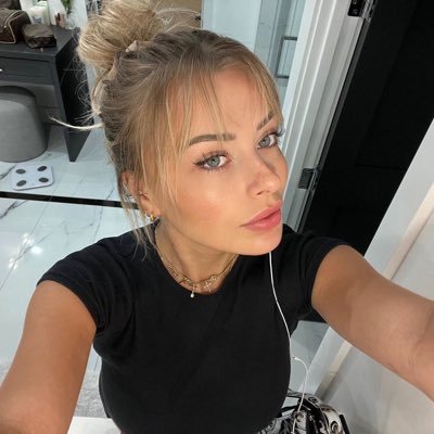 CorinnaMia32842's profile picture. 