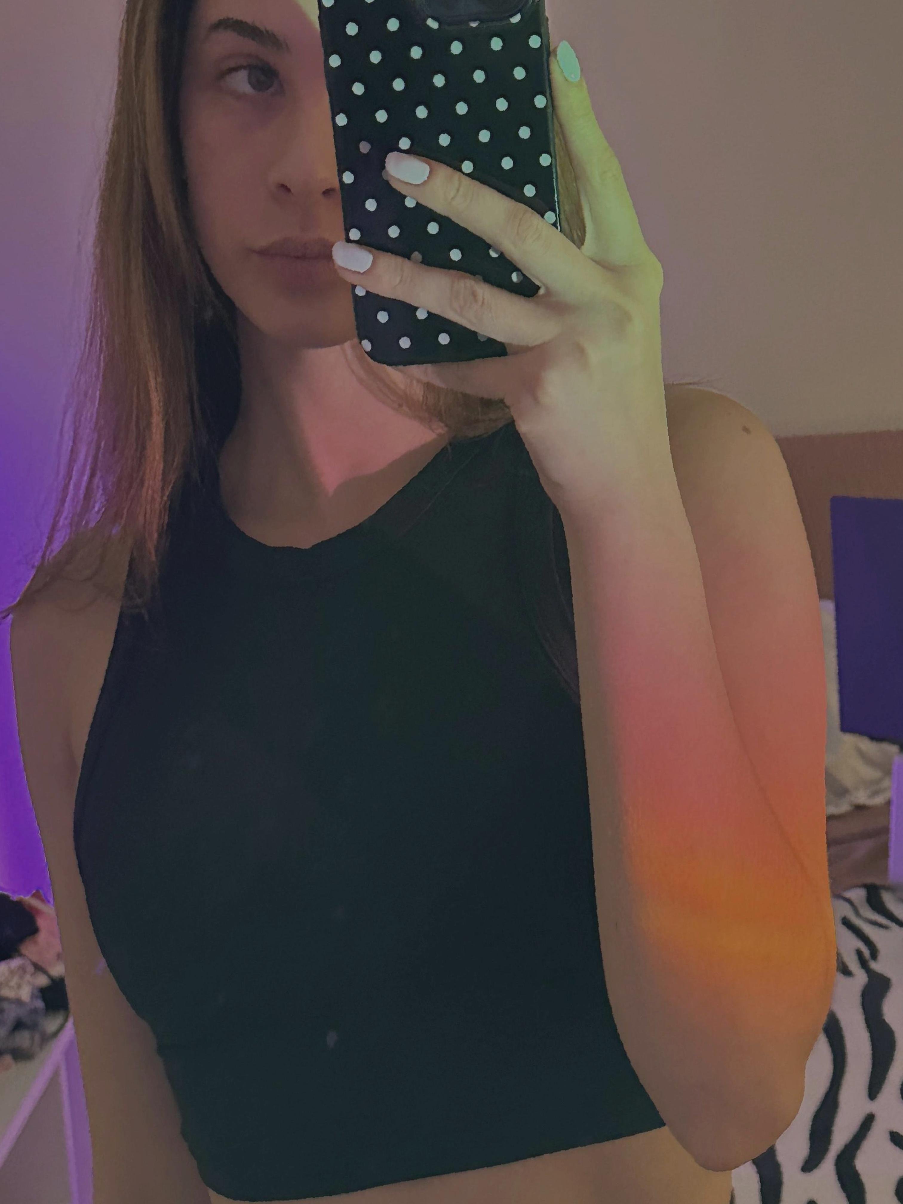 zoe_ly25's profile picture. aspiring millennial