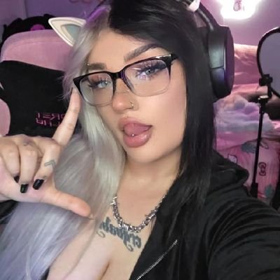 SkyrhiTV's profile picture. Spoiled Internet Latina Brat ♡ Streams on https://t.co/2KVNWhLMSR ♡ $50 DM Fee ♡ Cashapp: $Skyyrhi ♡