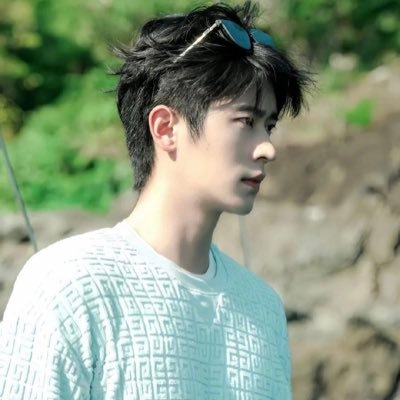 stellaCLZY's profile picture. I like the moon but the moon doesn't know🌙🌷