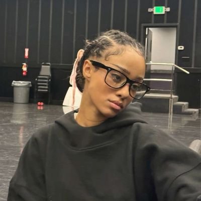 NewloiraOfTchan's profile picture. entrego erros de português e reclamações