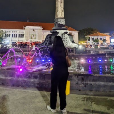 strawberrybii_'s profile picture. quiet mind, deep feelings 🖤🎀  — aquarius girl who breathes music ♒🎧