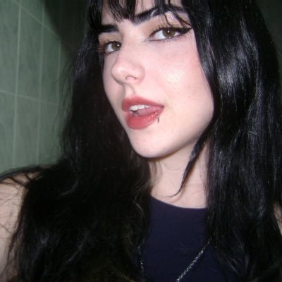 veeheartt's profile picture. vitória fofoca e chora istericamente / perfil fechado