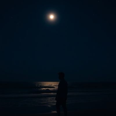 srb9000's profile picture. يُخلق الانسان معطاء ، حتى يعلمه البشر الحذر.