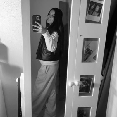 deniisaa23_'s profile picture. aqui solo se escucha rauw