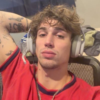 vinnieshugs's profile picture. run by @darlingyetagain and @exilemiro