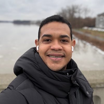 tomalgo16's profile picture. Abogado. Estamos para construir, no para destruir.