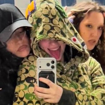 lookpainless's profile picture. she wants my cryogenic cold heart