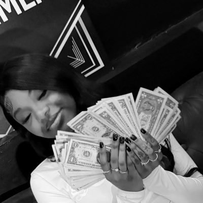 aritherichgal's profile picture. 