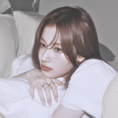 MwinSana's profile picture. ℳ𝑎𝑑𝑒 𝑖𝑛 𝐽𝑎𝑝𝑎𝑛, 1996ㅤ  ———  ㅤ«柔らかに輝く» 
 𝓐˙⋆ beauty that quietly demands a second, lingering glance.